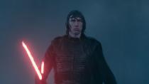 Denn Kylo Ren (Adam Driver) kehrt in "Episode 9: Der Aufstieg Skywalkers" der dunklen Seite der Macht den Rücken zu und rettet die junge Jedi Rey vor den Sith. (Bild: )