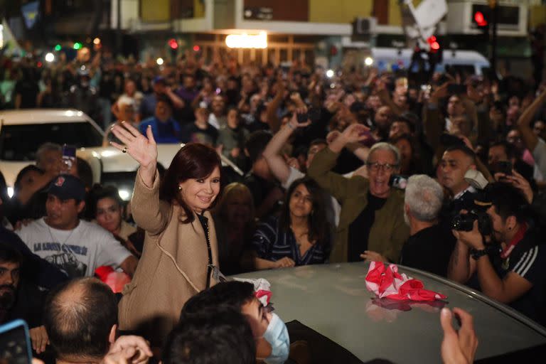 Cientos de militantes apoyan a Cristina Kirchner en la puerta de su domicilio de Recoleta, desde el pasado lunes