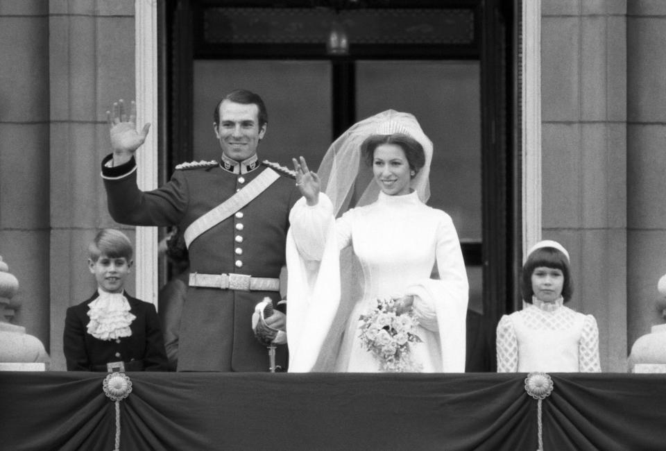 La Princesse Anne et Mark Phillips saluent la foule au balcon du Palais de Buckingham lors de leur mariage le 14 novembre 1973, Royaume-Uni. (Photo by Daniel SIMON/Gamma-Rapho via Getty Images)