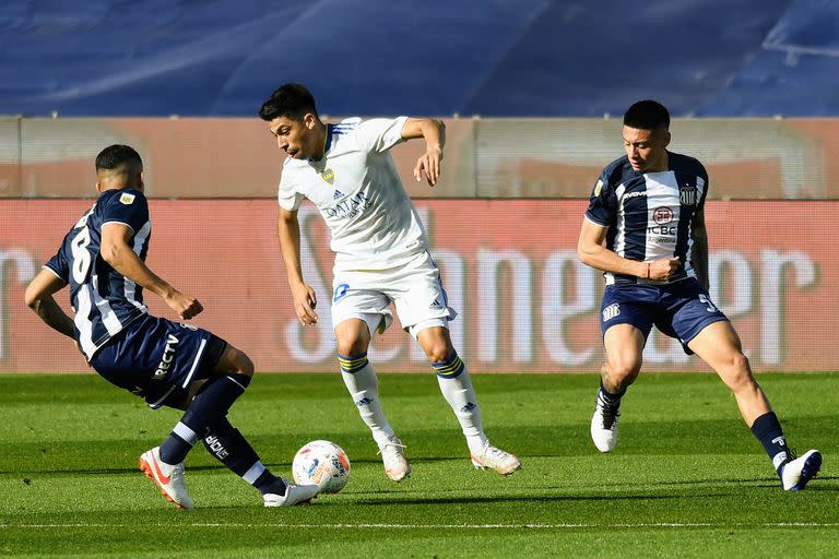 Juan Ramírez domina la pelota durante el partido que disputan Boca Juniors y Talleres de Córdoba