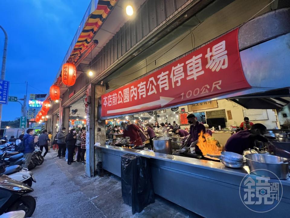 「自由薑母鴨」是屏東冬日的超人氣火鍋店，外觀沒有大招牌，只掛了一排紅燈籠。
