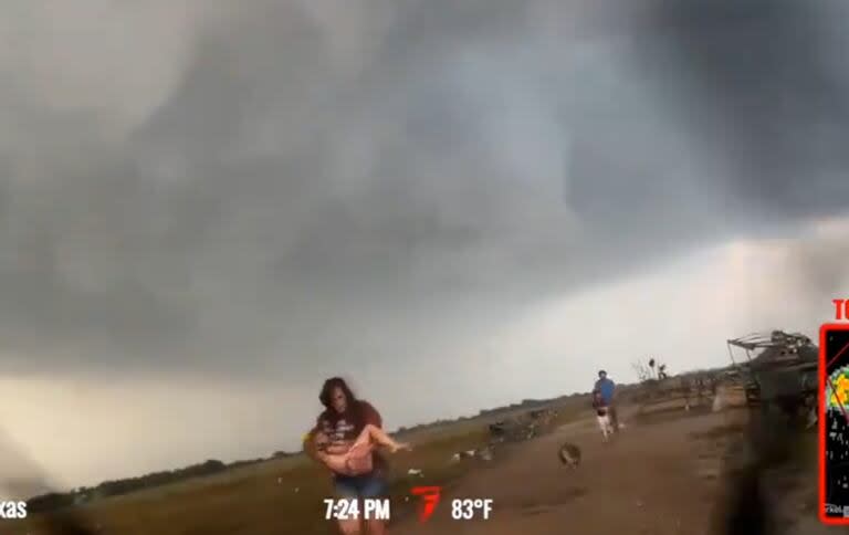 La familia huyó por una camino de tierra cuando se encontró con el youtuber que perseguía al tornado
