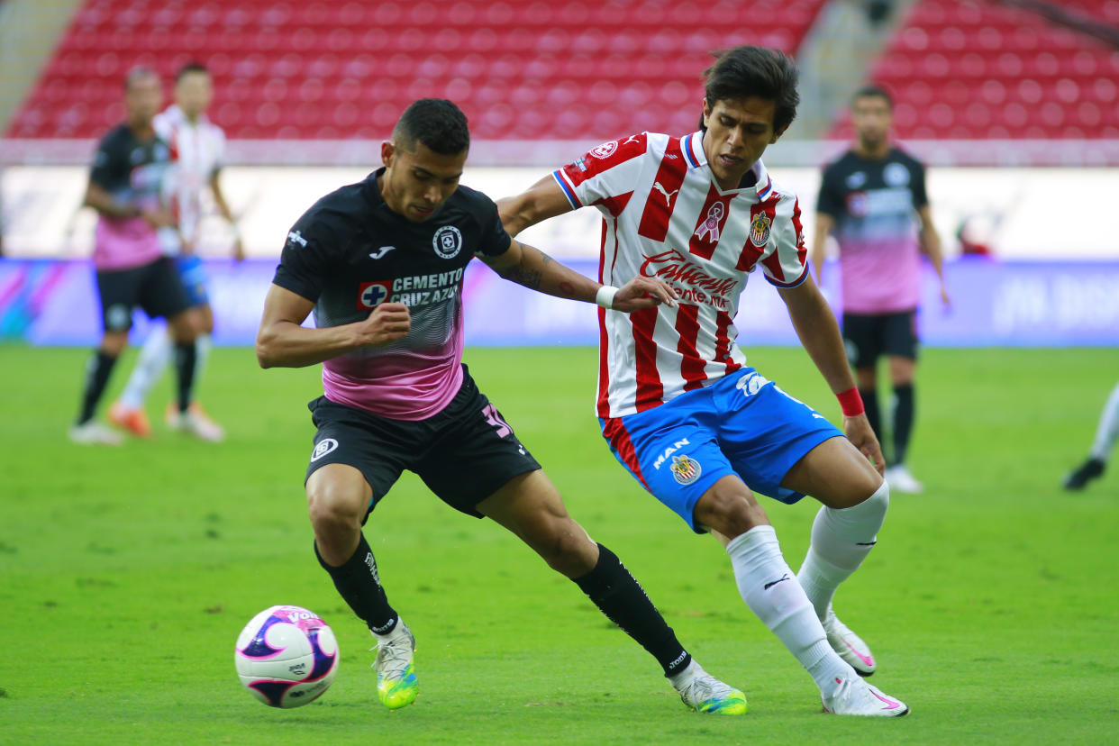 José Juan Macías en un partido entre Chivas y Cruz Azul del Apertura 2020. (Alfredo Moya/Jam Media/Getty Images)