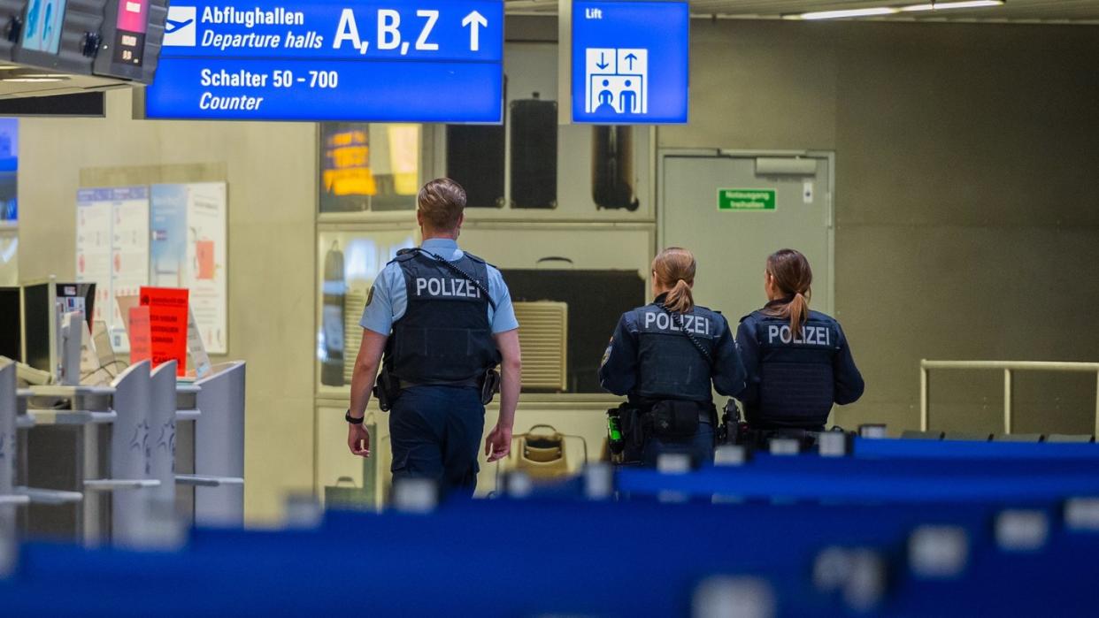 Polizisten am Frankfurter Flughafen.