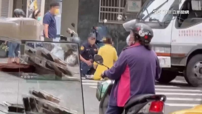 婦人下車買西瓜遭警方拖吊，邊跪邊哭求情別拖吊。（圖／民眾提供）