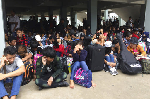 <p>Myanmar workers wait before leaving Thailand at Mae Sot Immigration office in Tak province Thailand, Monday, July 3, 2017. Fearful that Thailand’s new labor rules will get them into trouble, tens of thousands of migrant workers are returning to neighboring Myanmar, Cambodia and Laos, causing hardship to themselves and their Thai employers. (AP Photo/Chiravuth Rungjamratratsami)</p>
