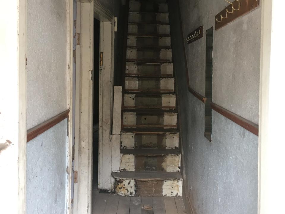 The staircase of the house was in a terrible condition.