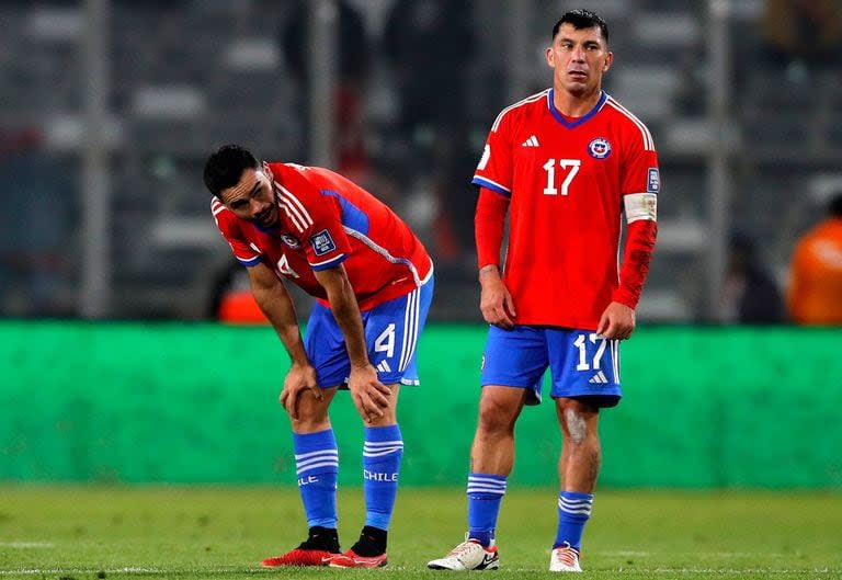 Gary Medel refleja la impotencia de Chile; a su lado, agachado, Suazo