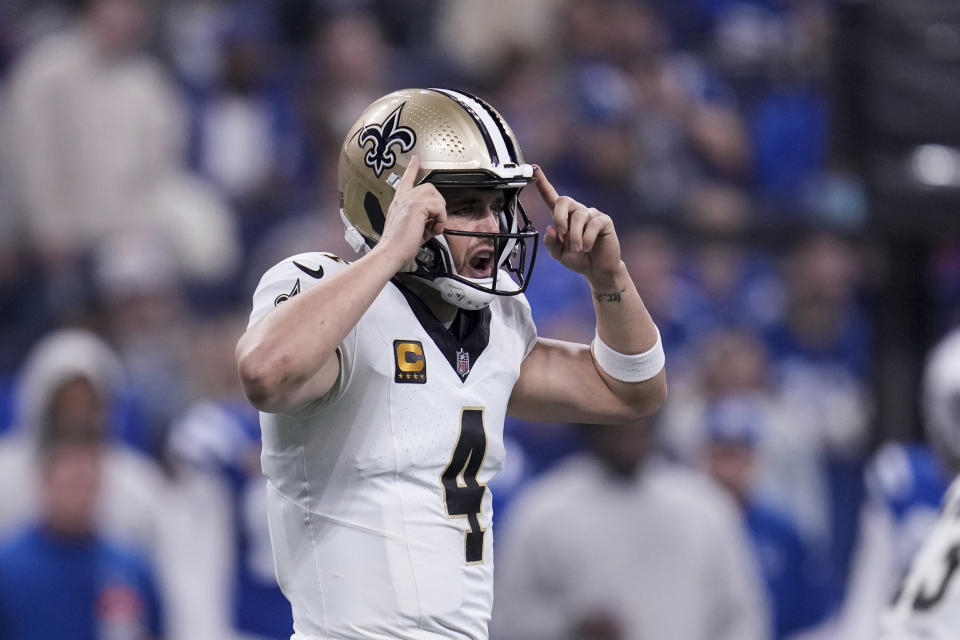 New Orleans Saints quarterback Derek Carr (4) signals at the line of scrimmage against the Indianapolis Colts during the first half of an NFL football game Sunday, Oct. 29, 2023 in Indianapolis. (AP Photo/Michael Conroy)