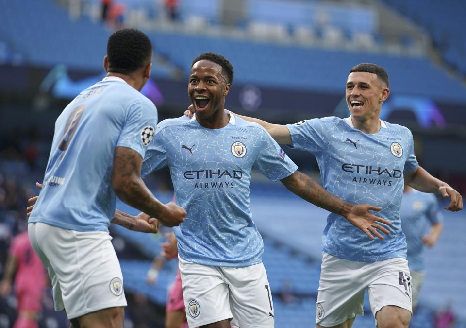 Raheem Sterling (centro) celebra tras anotar el primer gol del Manchester City en la victoria 2-1 ante el Real Madrid, en los octavos de final de la Liga de Campeones, en Manchester, el viernes 7 de agosto de 2020. (AP Foto/Dave Thompson, Pool)