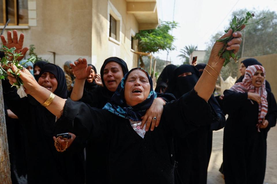 Relatives mourn after Israeli air strikes had hit housing blocks, tunnels, a mosque and homes of Hamas officials in Gaza (REUTERS)