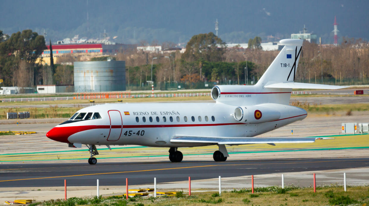 El avión Dassault Falcon 900 entra en la pista de despegue durante un vuelo de Pedro Sánchez. Getty