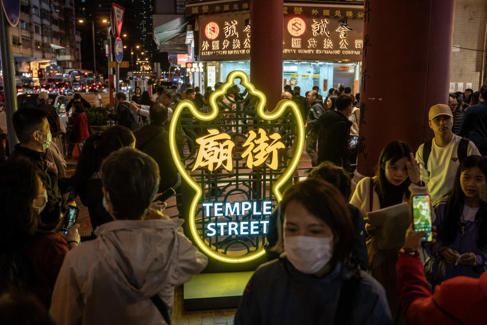 香港以廟街夜市迎戰深圳挑戰，聖誕「廟街化」能否扳回一城？ (Vernon Yuen/NurPhoto via Getty Images)