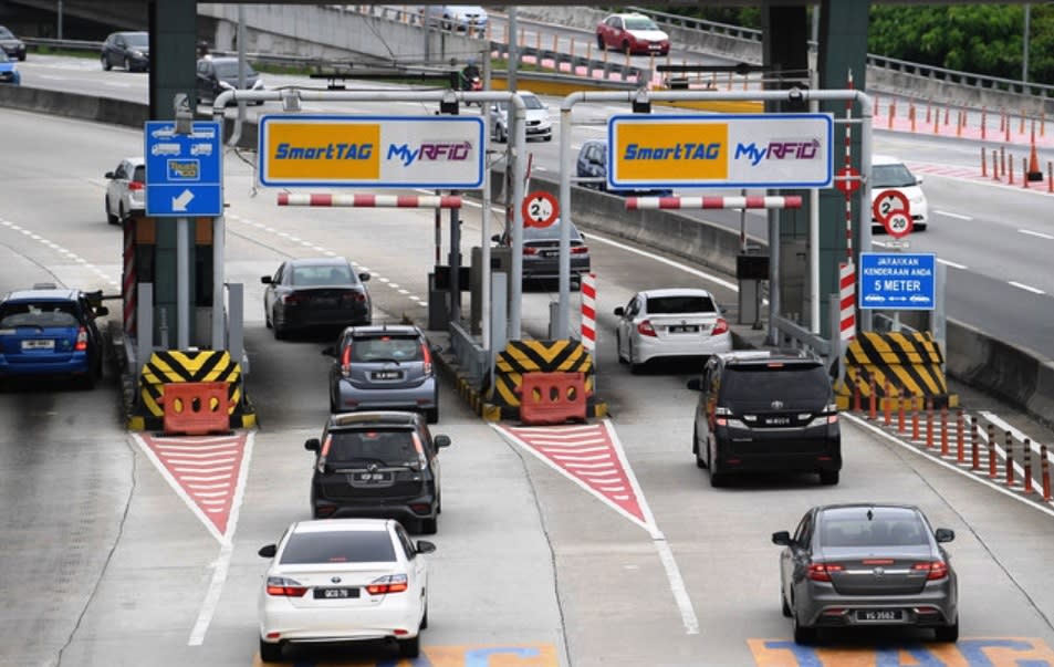 The Works Ministry said that all toll transactions along the Juru, Penang to Skudai, Johor highway for private Class 1 vehicles will switch to RFID. — Bernama pic