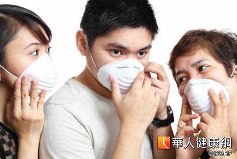 中國大陸官方已證實至少有3個地區，出現H7N9禽流感人類病例，疾管局指出自這些疫區入境者，只要發高燒合併肺炎症狀，不管有無禽鳥接觸史均送醫隔離。