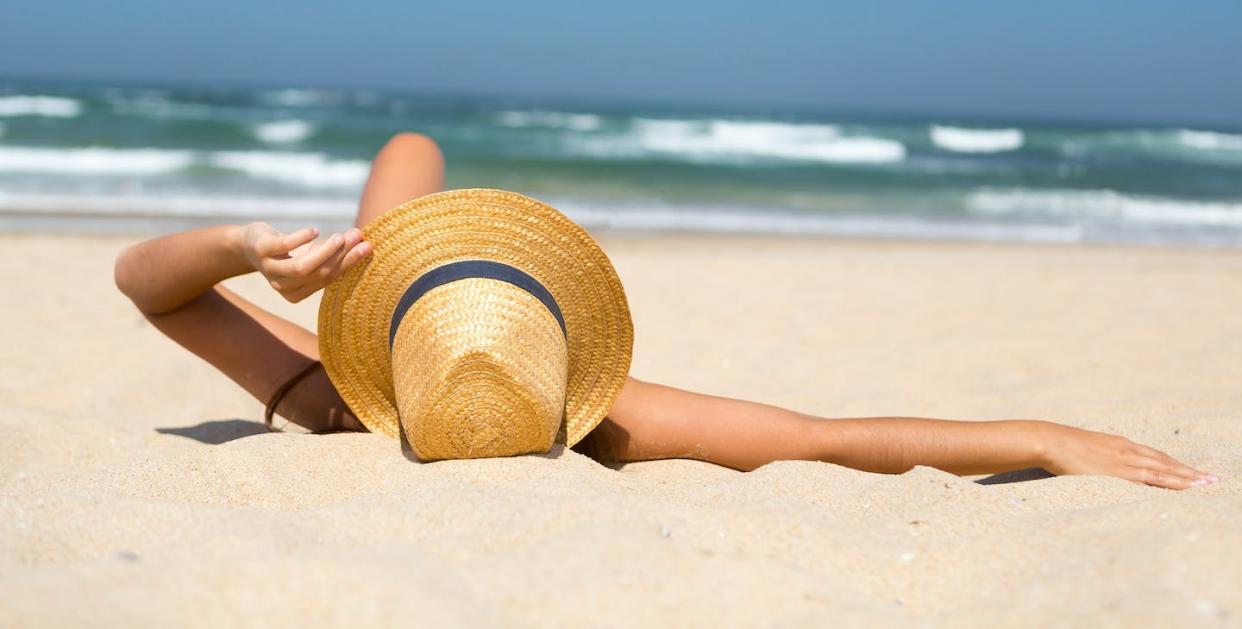 <a href="https://www.shutterstock.com/es/image-photo/beautiful-young-woman-relaxing-beach-316972271" rel="nofollow noopener" target="_blank" data-ylk="slk:Shutterstock / Desizned;elm:context_link;itc:0;sec:content-canvas" class="link ">Shutterstock / Desizned</a>