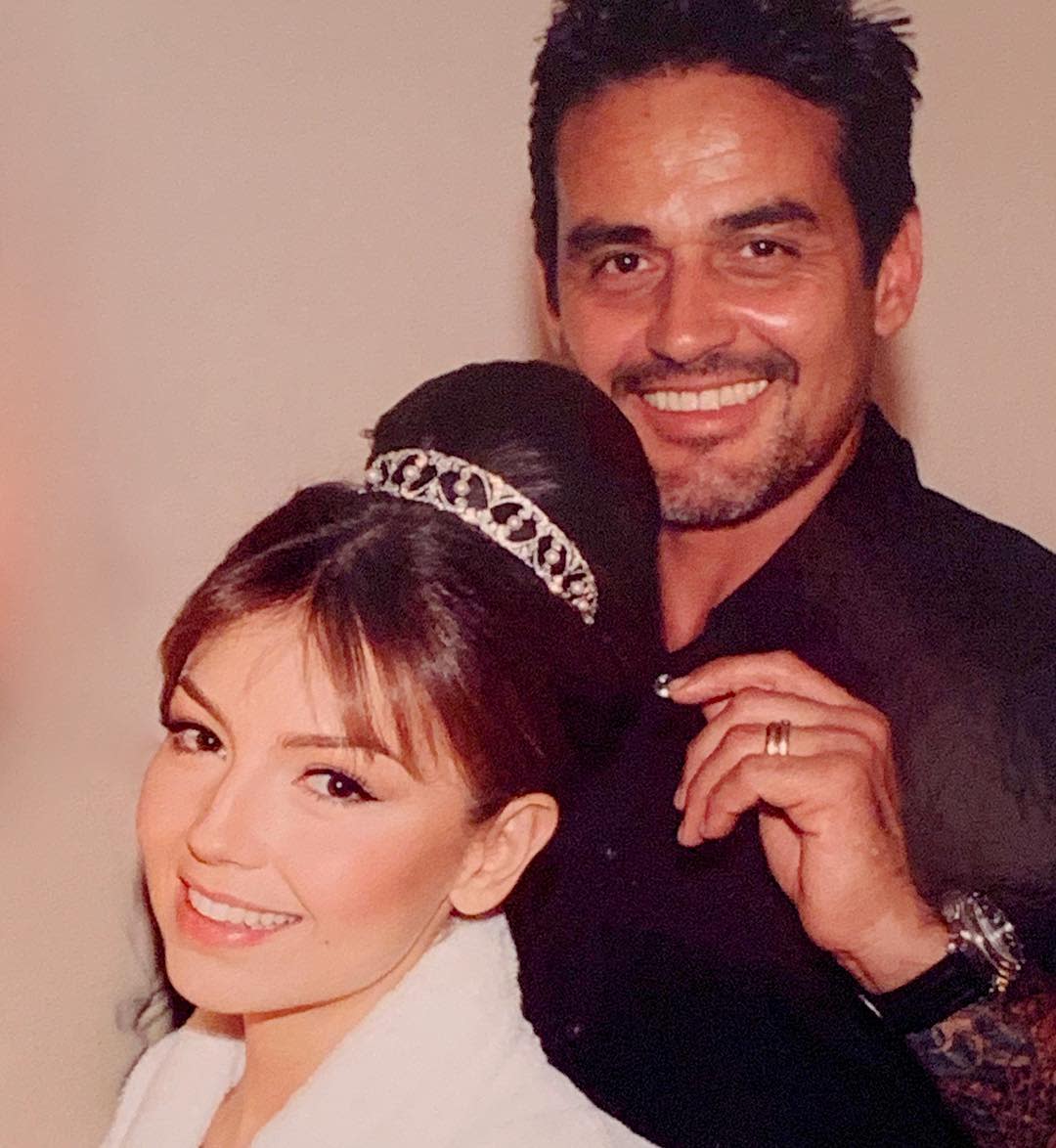 Thalía junto al famoso estilista Oribe Canales, arreglando a la cantante para su boda. <a href="https://www.instagram.com/thalia/" rel="nofollow noopener" target="_blank" data-ylk="slk:Foto: Thalía/Instagram;elm:context_link;itc:0;sec:content-canvas" class="link ">Foto: Thalía/Instagram</a>