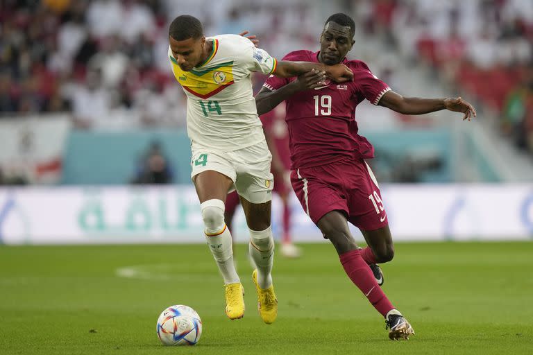 Ismail Jakobs y Almoez Ali se disputan la pelota en el partido entre Senegal y Qatar