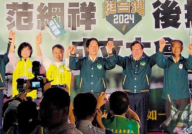 民進黨總統參選人賴清德（中）21日晚到桃園蓮華寺為黨籍立委參選人范綱祥（左二）站台。（本報資料照片）