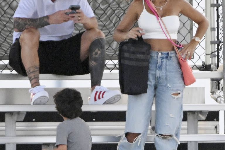 Antonela cautiva a sus seguidores con sus looks; esta vez optó por un crop top blanco de un solo hombro, un jean con cortes que completó con unas zapatillas deportivas blancas y un bolso en las gama de los rosas