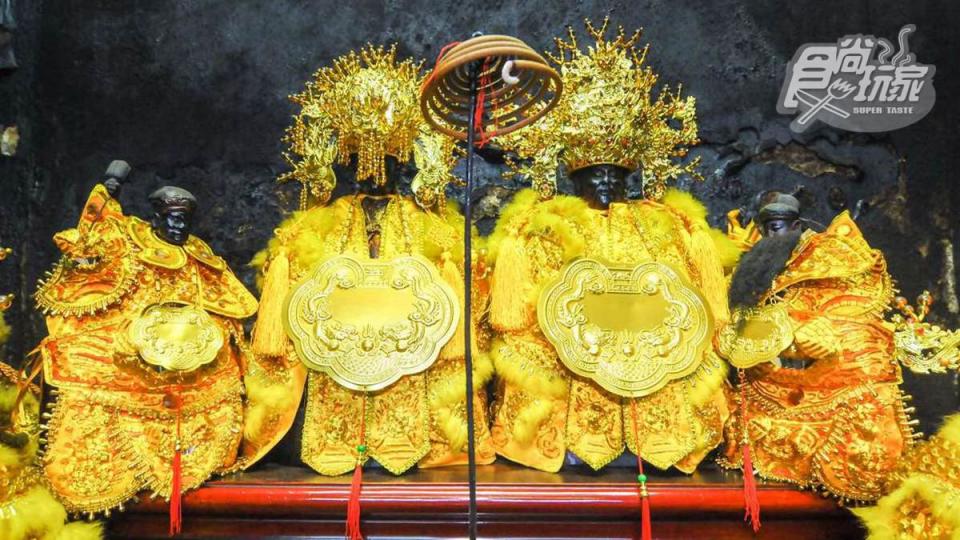 紫南宮是全台最靈驗的財神廟之一，神明身上還掛著信徒還願的金牌，可見有多靈。