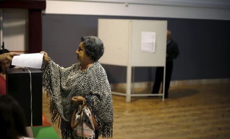 A woman casts her ballot at a polling station during the general election in Lisbon, Portugal October 4, 2015. REUTERS/Rafael Marchante