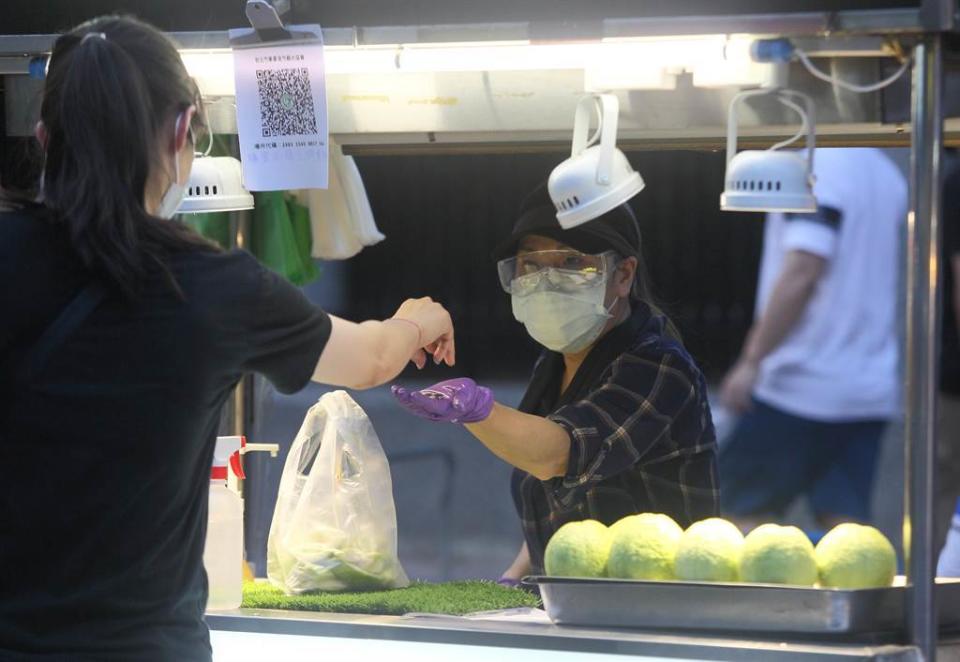 六都之中僅台南市開放夜市、餐廳可內用，引起許多民眾不滿，紛紛到台南市長黃偉哲臉書上留言洗版，「拜託不要開放內用。」（示意圖/張鎧乙攝）
