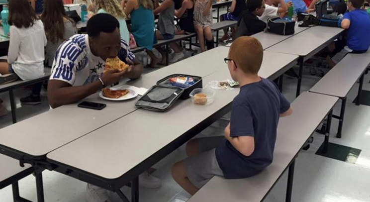 Travis Rudolph of FSU football warmed hearts when he sat with a boy eating lunch alone. (Facebook)