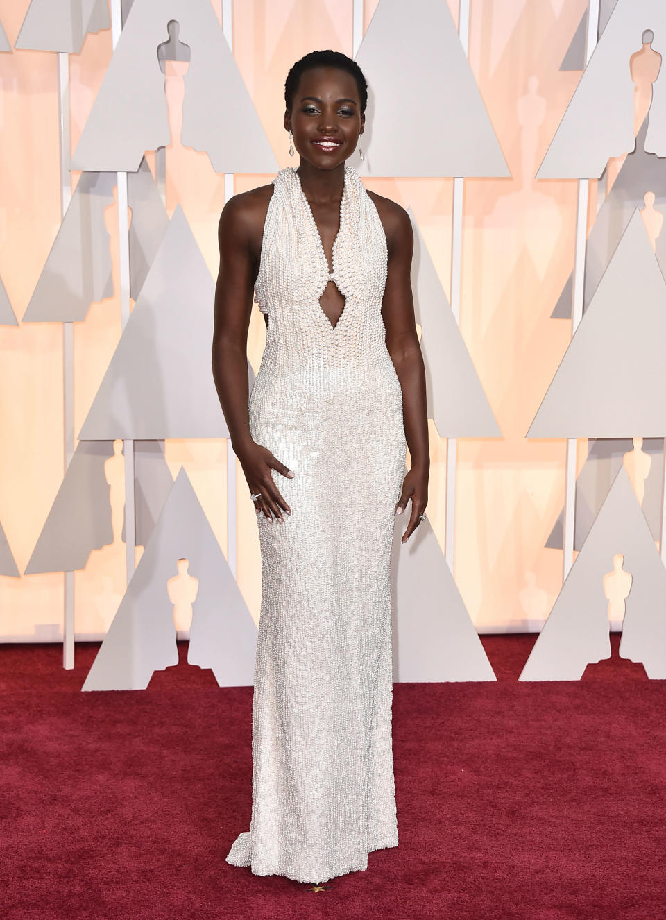 <p><span>En 2015 Lupita se enfundó un vestido de Calvin Klein elaborado con 6.000 perlas, cuyo precio asciende hasta los 150.000 dólares. ¡Casi nada! (Foto: Gtres).</span> </p>