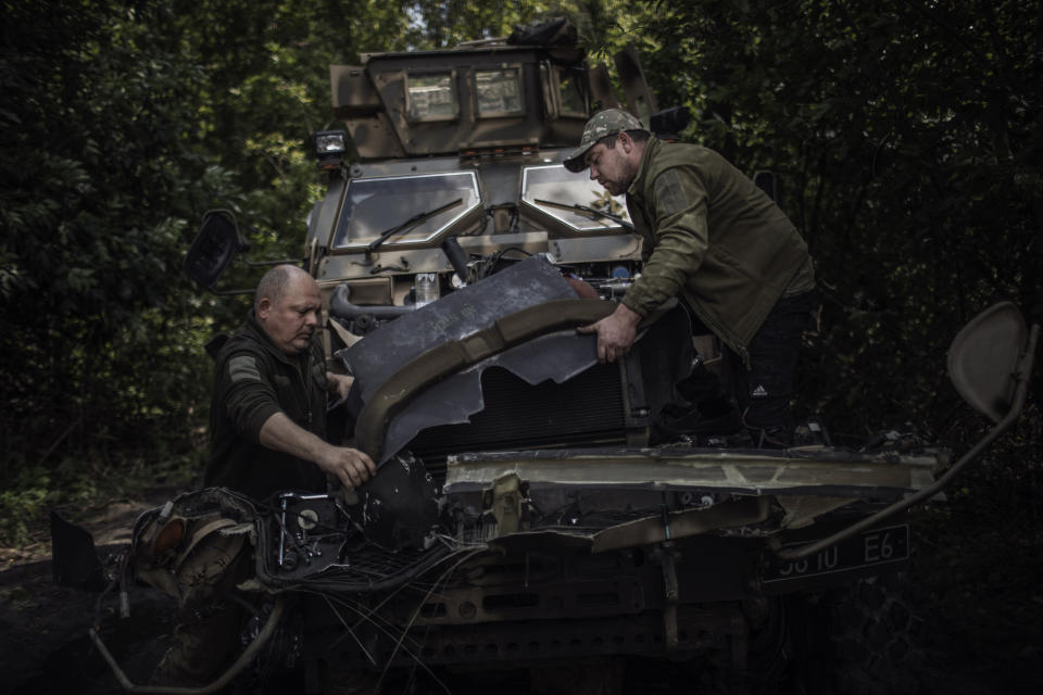 Miembros de la Trigésima Séptima Brigada de Marina reparan un vehículo cerca de la línea del frente en la región de Donetsk, en el sur de Ucrania, el 29 de julio de 2023. (Diego Ibarra Sanchez/The New York Times)
