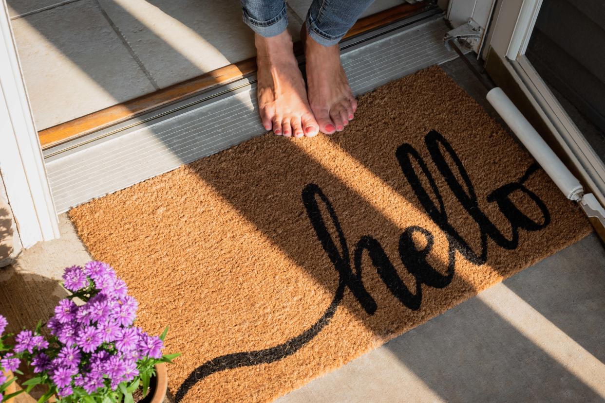 Die Fußmatte vor der Tür wird beim Reinigen häufig vergessen (Symbolbild: Getty Images)