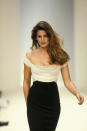 <p>Dans les années 90, Cindy Crawford a également défilé pour Hervé Léger, comme sur cette photographie prise lors du défilé de la collection printemps-été 1994 à Paris en octobre 1993. On a également pu voir le mannequin sur les catwalks de Todd Oldham, de Dior, de Valentino, d’Isaac Mizrahi et de bien d’autres encore. Ce qui fait dire à de nombreux spécialistes que Cindy Crawford est l’un des mannequins les plus iconiques des trente dernières années. (crédit Getty) </p>