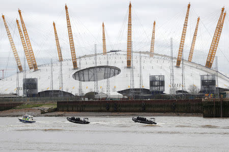 Armed counter terrorism officers of the London Metropolitan Police, take part in a training exercise to rescue hostages, played by actors, from a cruise boat on the river Thames, in London, Britain March 19, 2017. REUTERS/Peter Nicholls