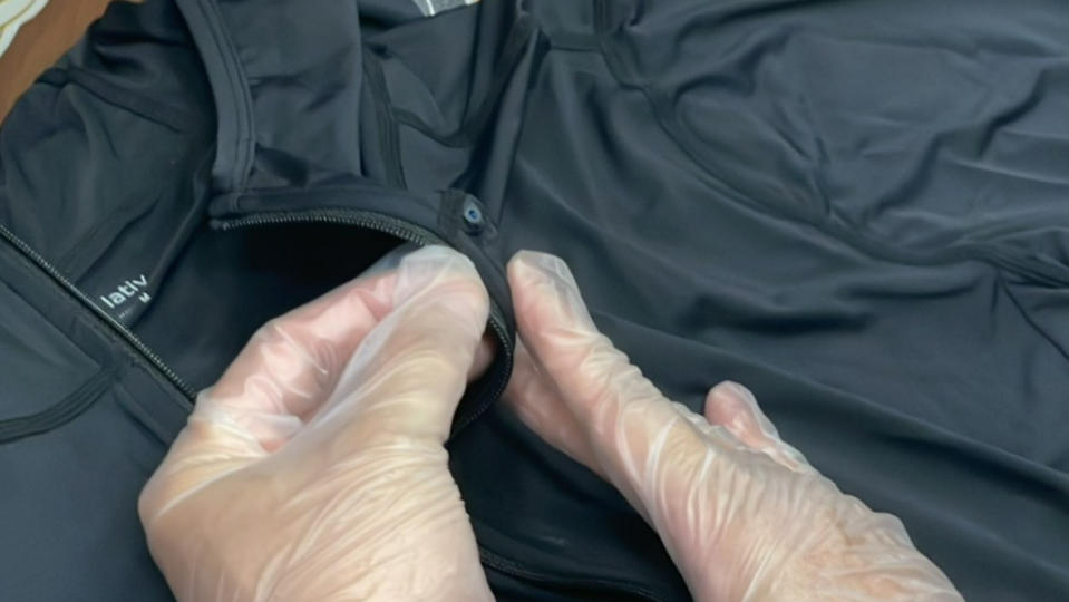 詐團為確保車手交易過程安全及防止黑吃黑，在外套領口旁竟加裝微型針孔攝影機。讀者提供