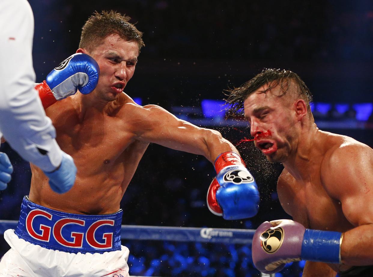 El kazajo Gennady Golovkin propina un zurdazo al canadiense David Lemieux en el octavo asalto de su compate por el cetro de los medianos, el sábado 17 de octubre de 2015, en Nueva York (AP Foto/Rich Schultz)