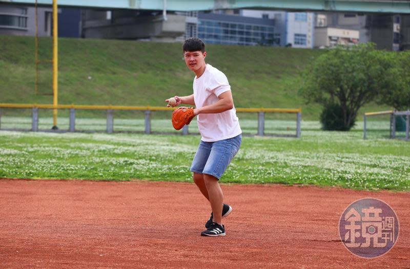 即便不打棒球，劉士綱仍每週做6天重量訓練，維持自己的體能。
