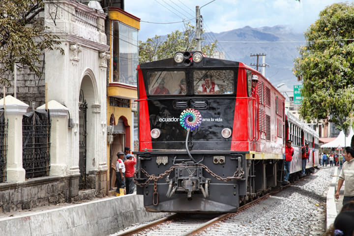 <b>Ecuador</b><br>Por sus viajes en ferrocarril. La Empresa de Ferrocarriles planea una reforma radical en el 2013, con nuevas líneas que unan al cosmopolita Quito y el puerto de Guayaquil. El “Refugio del Tren” será un atractivo más de la ruta Nariz del Diablo, y también se ofrecerá el “Tren Crucero”, un viaje de 4 días y 3 noches en las rutas Quito—Durán y Durán—Quito, que se supone comience a operar a mediados del próximo año. Los desarrolladores creen que el proyecto atraerá un número de turistas sin precedentes. <a href="http://www.flickr.com/photos/trenecuador/" rel="nofollow noopener" target="_blank" data-ylk="slk:Tren Ecuador/Flickr;elm:context_link;itc:0;sec:content-canvas" class="link ">Tren Ecuador/Flickr</a>