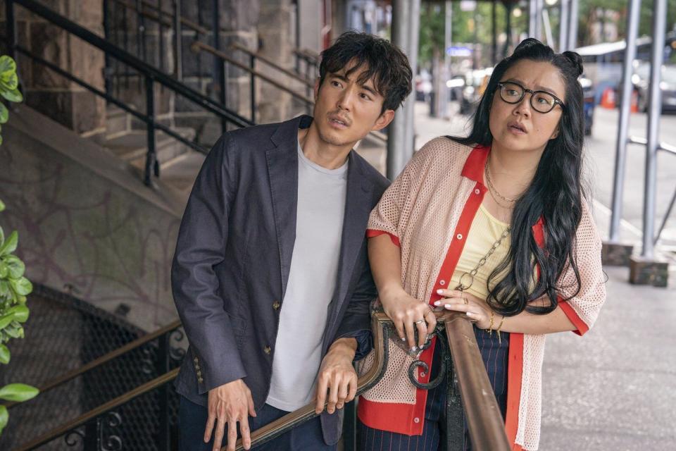 En esta imagen proporcionada por Sony Pictures Classics, Justin Min, izquierda, y Sherry Cola en una escena e "Shortcomings". (Jon Pack/Sony Pictures Classics vía AP)