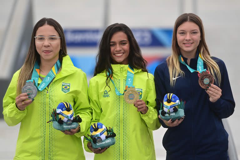 Rayssa Leal, su compatriota Pamela Leite y Paige Heyn conformaron el podio de skateboarding callejero 