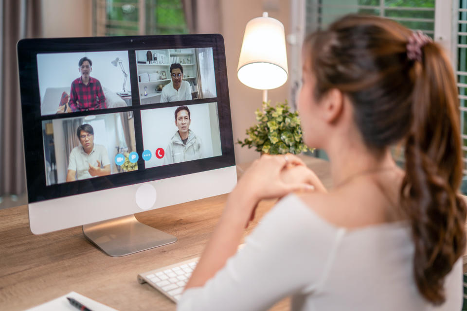 El fondo que elijas en una videollamada es clave para la imagen que proyectas en los demás. Foto: Getty images. 