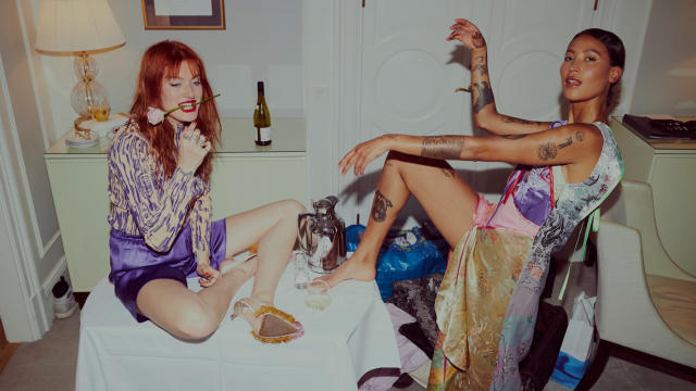 Faktisk i tilfælde af Pearly Icona Pop and Charli XCX Still Don't Care on 10th Anniversary Remix of 'I Love  It'