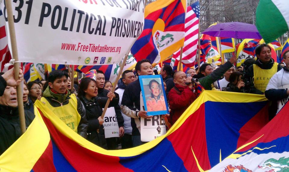 共產黨是壞事做盡的詐騙集團，1951年跟西藏（圖博）簽訂「和平協議」，不到半年，解放軍就入侵西藏。圖： 海外流亡的圖博人在全球各地發起反共產極權運動／維基共享資源