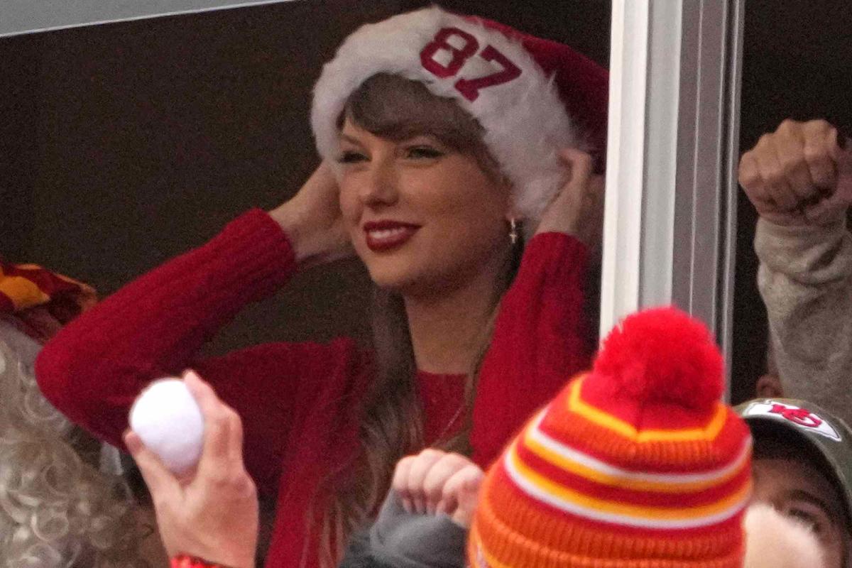 Every Time Taylor Swift Wore Accessories Inspired by Travis Kelce