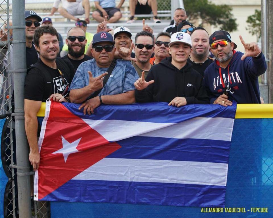Aficionados cubanos presencian un entrenamiento del equipo FEPCUBE en Miami. ALEJANDRO TAQUECHEL/FEPCUBE
