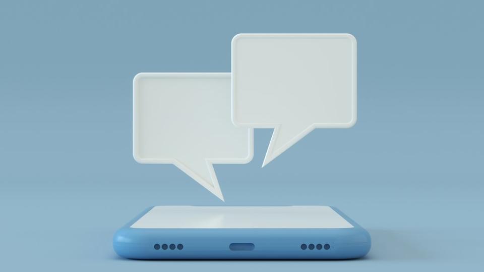 Ilustración de un teléfono móvil con dos burbujas de texto.