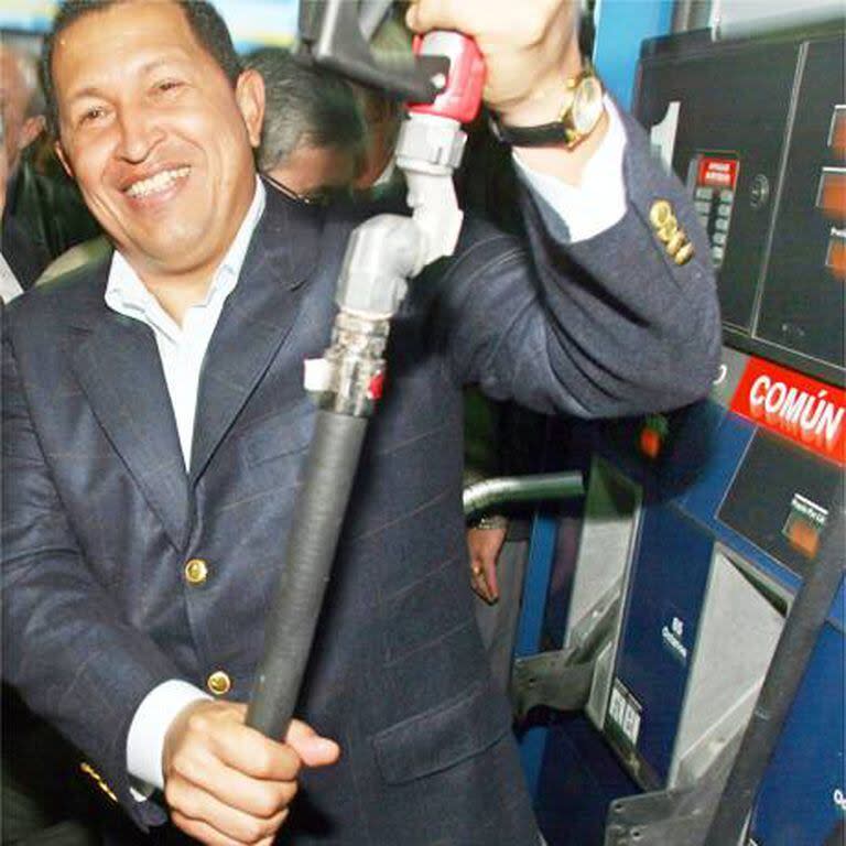 Chávez estuvo en la inauguración de la primera estación de servicio de Pdvsa en la Argentina  