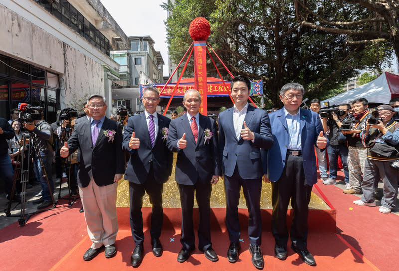 清大歷史建築月涵堂整修動土 清華大學台北校區「月涵堂」修建工程23日舉行動土 典禮，前清大校長賀陳弘（前左起）、現任校長高為 元、台北政經學院基金會董事長黃煌雄、台北市長蔣 萬安及民眾黨主席柯文哲等人出席。 （清華大學提供） 中央社記者陳至中傳真  113年3月23日 