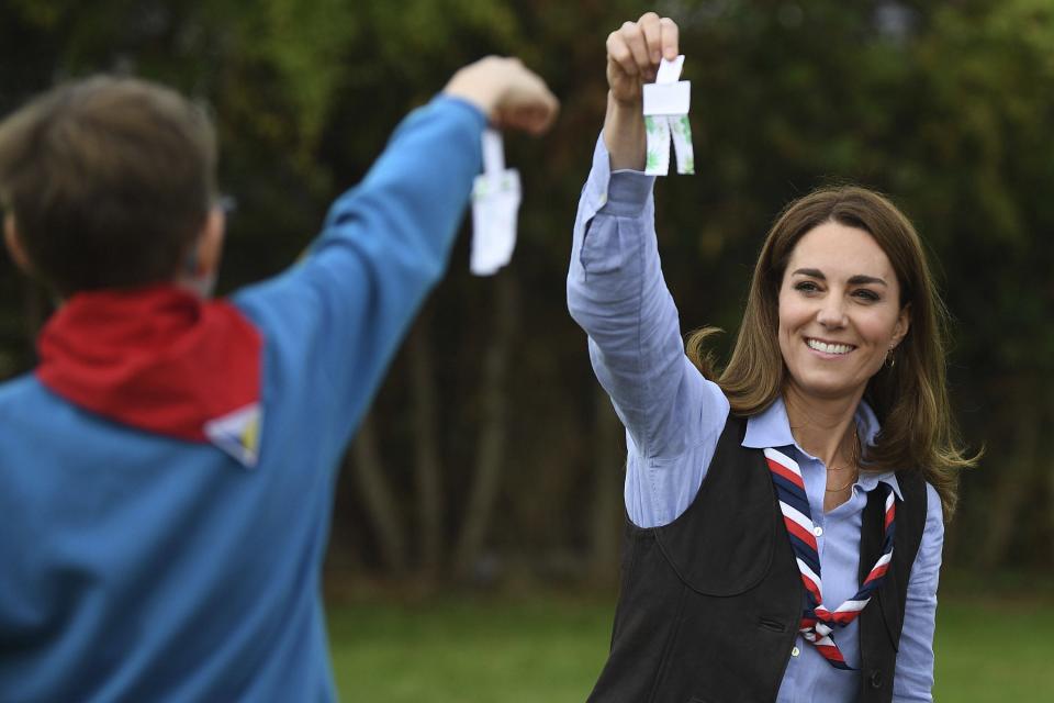 Kate Middleton a découpé des bonhommes en papier