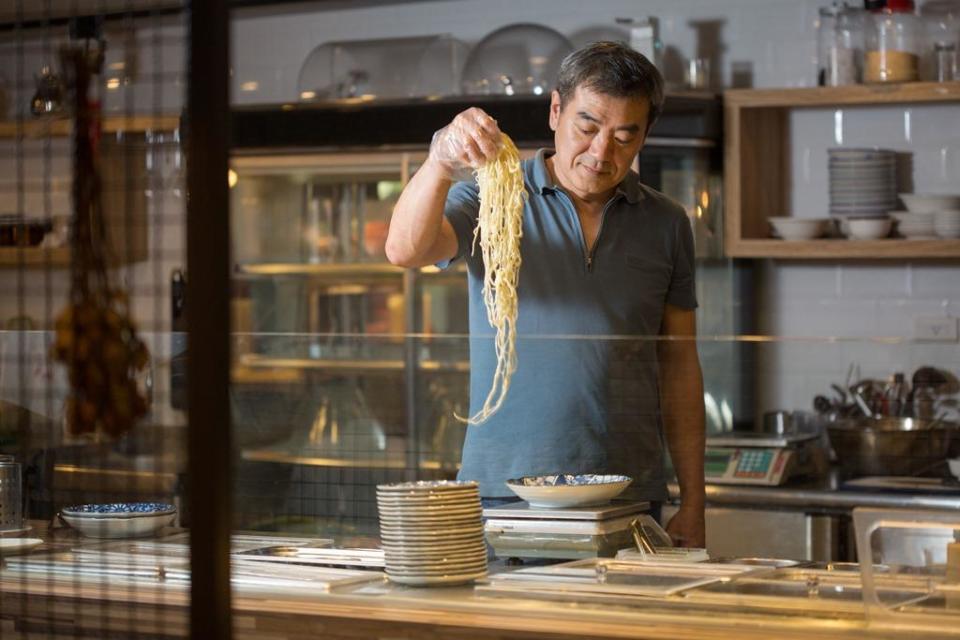 吳繼明賣涼麵前，曾經營過半年的義大利麵餐廳和17年的麻辣火鍋店。