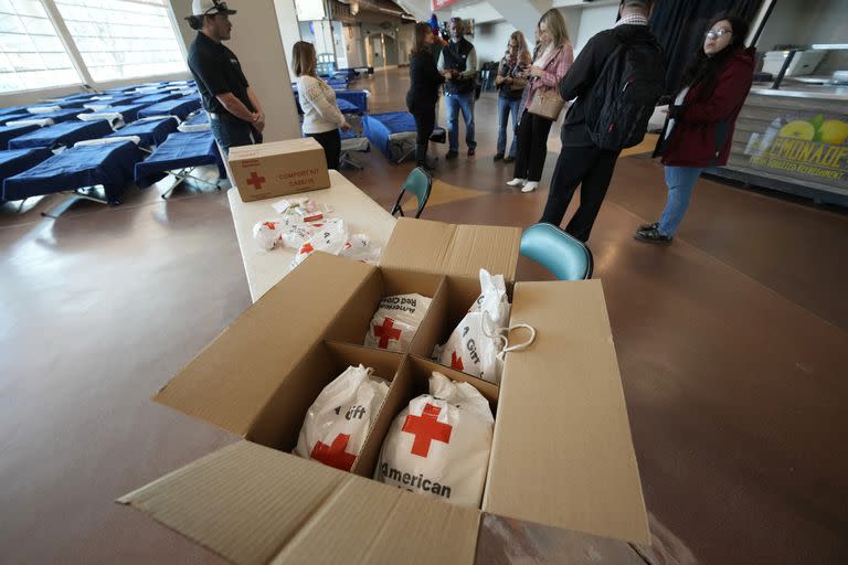 El miércoles 21 de diciembre de 2022, en Denver, los pasillos del Denver Coliseum están llenos de bolsas con kits de emergencia para las personas que buscan refugio del intenso frente frío 